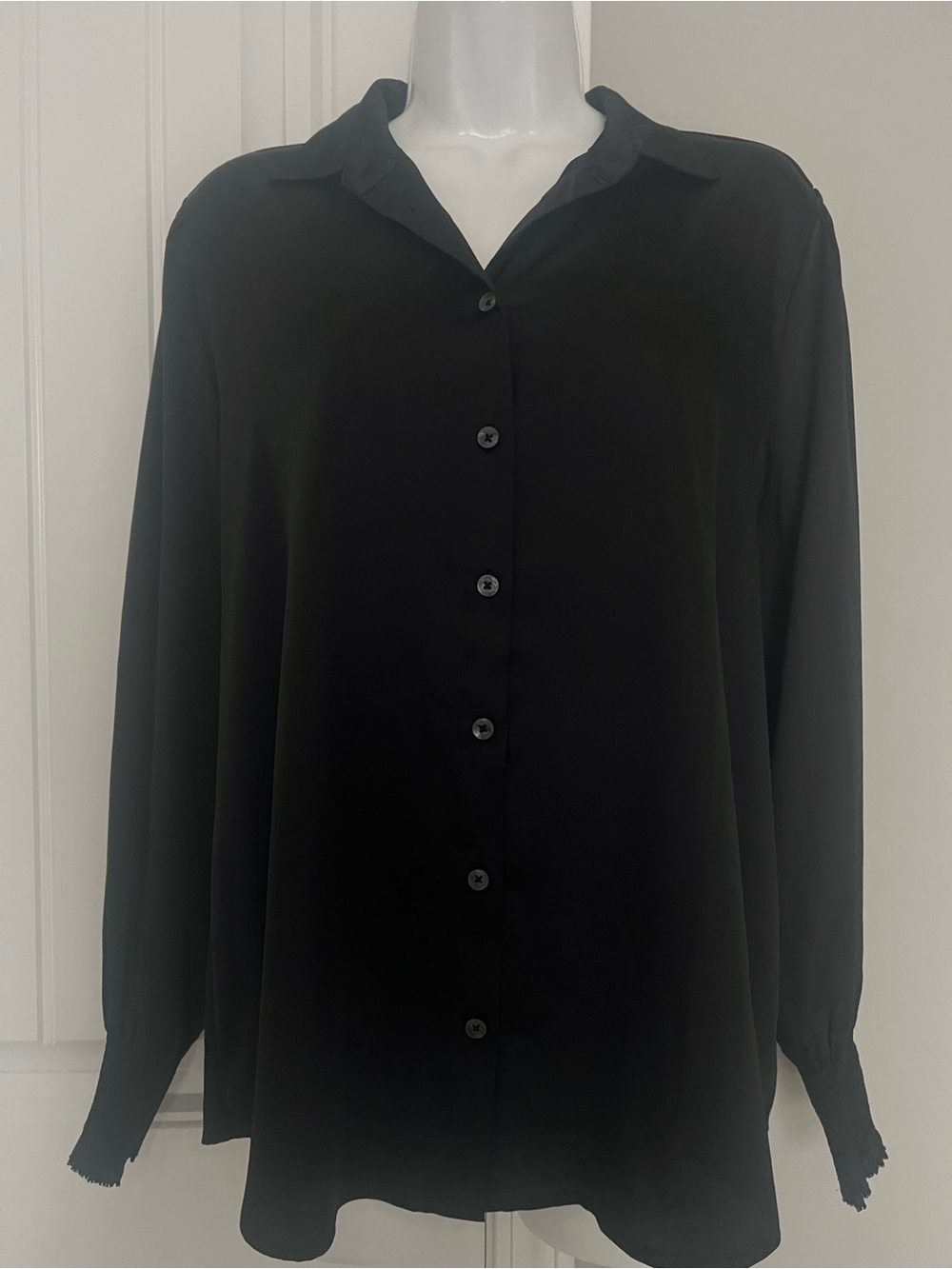 NWT CHICOS SOLID SATIN SMOCKED CUFF BLOUSE BLK SZ 1 (8-MEDIUM)